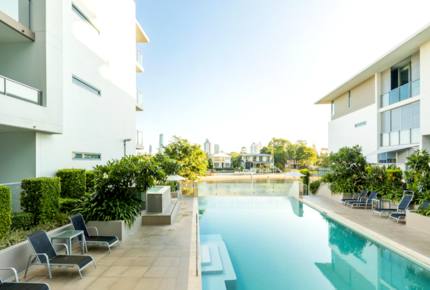 Broadbeach Luxury Villa - Broadbeach Waters, Australia