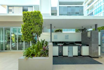 Broadbeach Luxury Villa - Broadbeach Waters, Australia