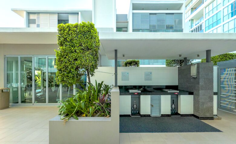 Broadbeach Luxury Villa - Broadbeach Waters, Australia