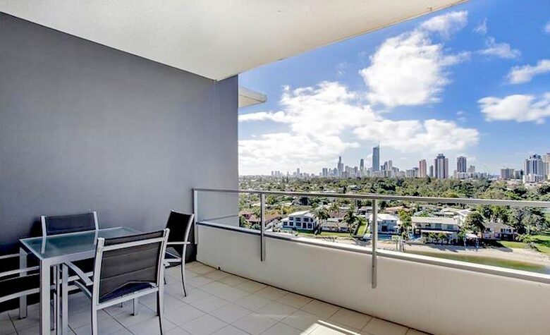 Broadbeach Luxury Villa - Broadbeach Waters, Australia