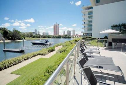 Broadbeach Luxury Villa - Broadbeach Waters, Australia