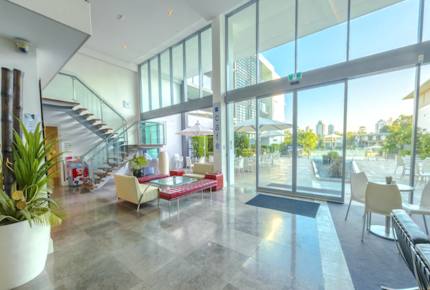 Broadbeach Luxury Villa - Broadbeach Waters, Australia
