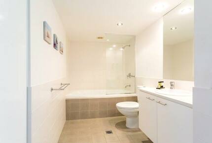 Broadbeach Luxury Villa - Broadbeach Waters, Australia