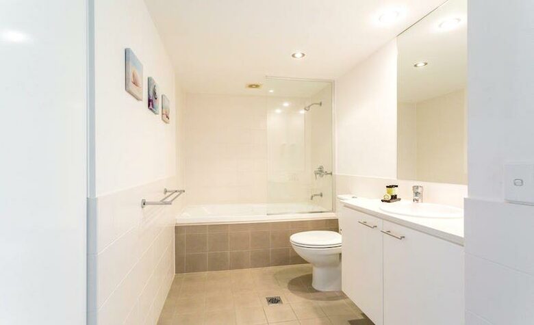 Broadbeach Luxury Villa - Broadbeach Waters, Australia