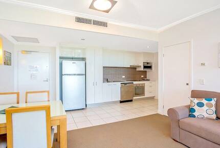 Broadbeach Luxury Villa - Broadbeach Waters, Australia