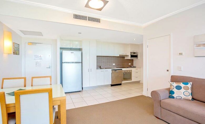 Broadbeach Luxury Villa - Broadbeach Waters, Australia