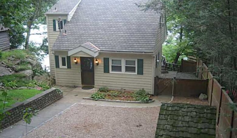 Candlewood Lakefront Home - Danbury, Connecticut