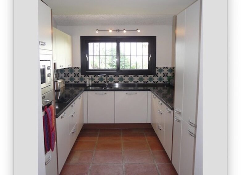 Beachfront villa in Estepona - Estepona, Spain