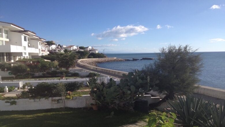 Beachfront villa in Estepona - Estepona, Spain