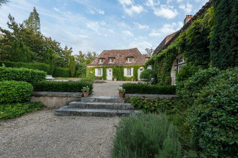 A Suite at Chateau Alizes - Sourzac, France