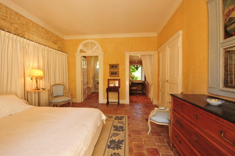 A Suite at Chateau Alizes - Sourzac, France