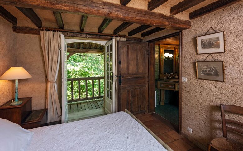 A Suite at Chateau Alizes - Sourzac, France