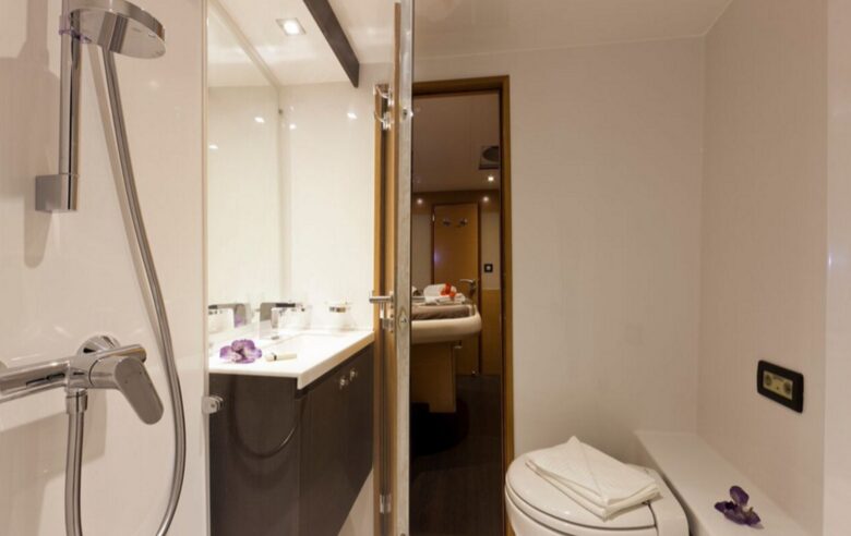 TradeWinds 59β 5-Cabin Crewed Catamaran Luxury Class β Guadeloupe Sailing Vacation - Guadeloupe, Guadeloupe