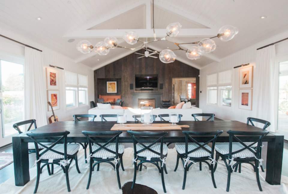 Dining table Branching Bubble chandelier by Lindsey Adelman.