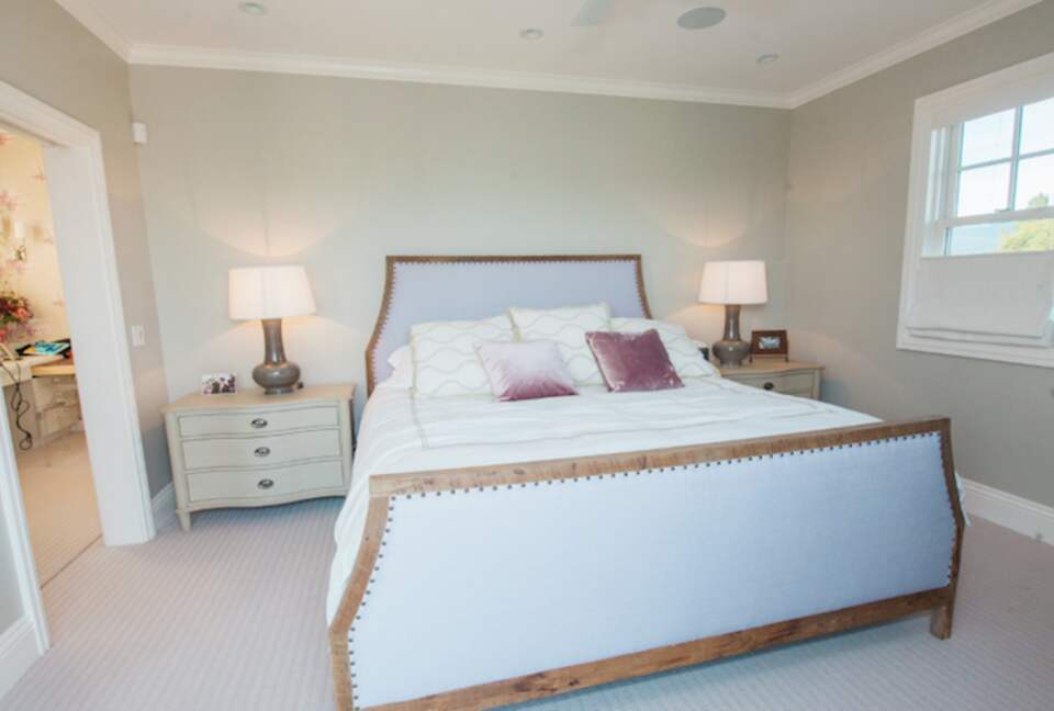 The king size bed in the principal bedroom.