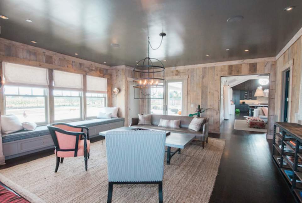 The entry lounge, perfect for playing backgammon.