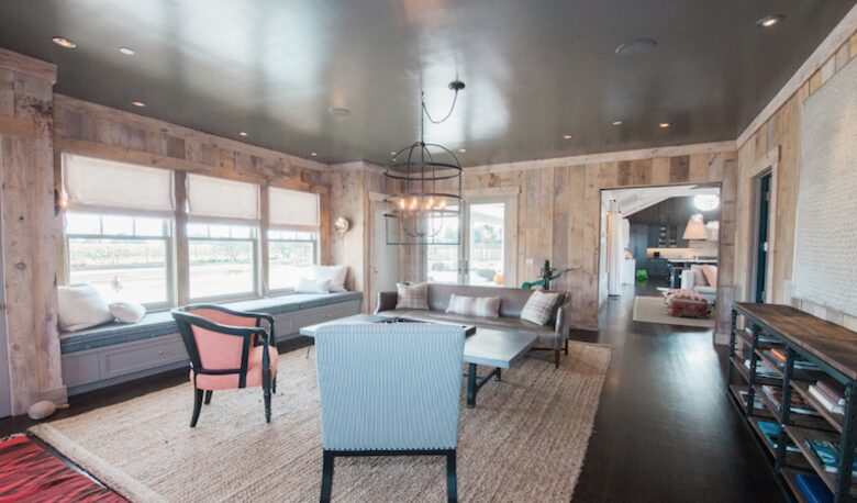 The entry lounge, perfect for playing backgammon.