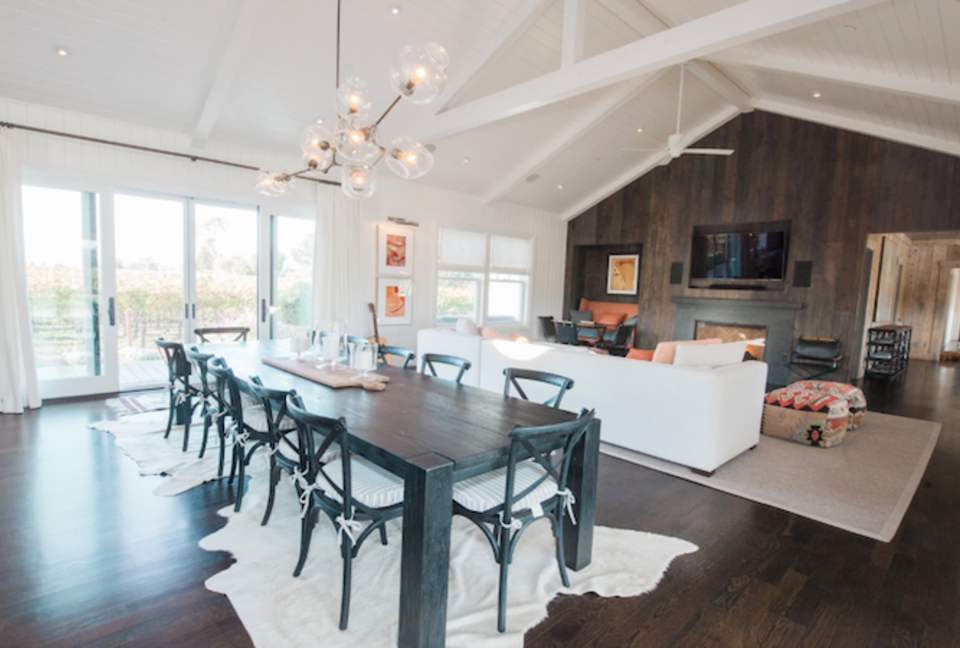 The dining area with views of the north vineyards.