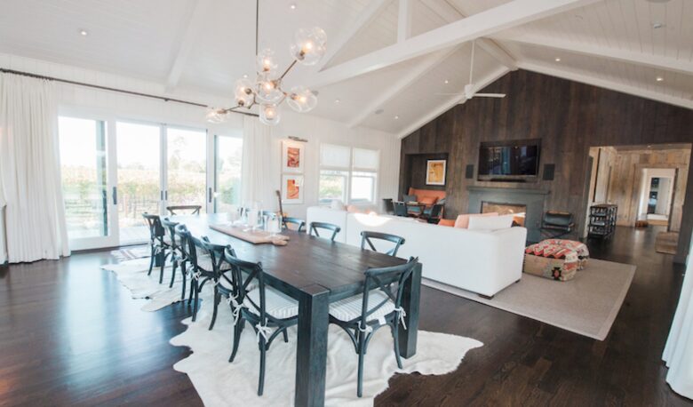 The dining area with views of the north vineyards.