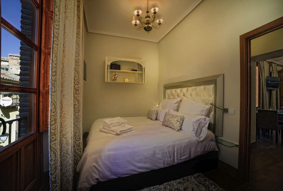 Toledo Palace Suite Apartment - Toledo, Spain