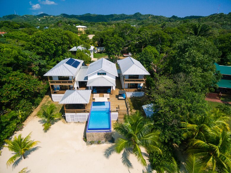 Vivaro Luxury Beachfront with Amazing Private Beach! - West End, Honduras