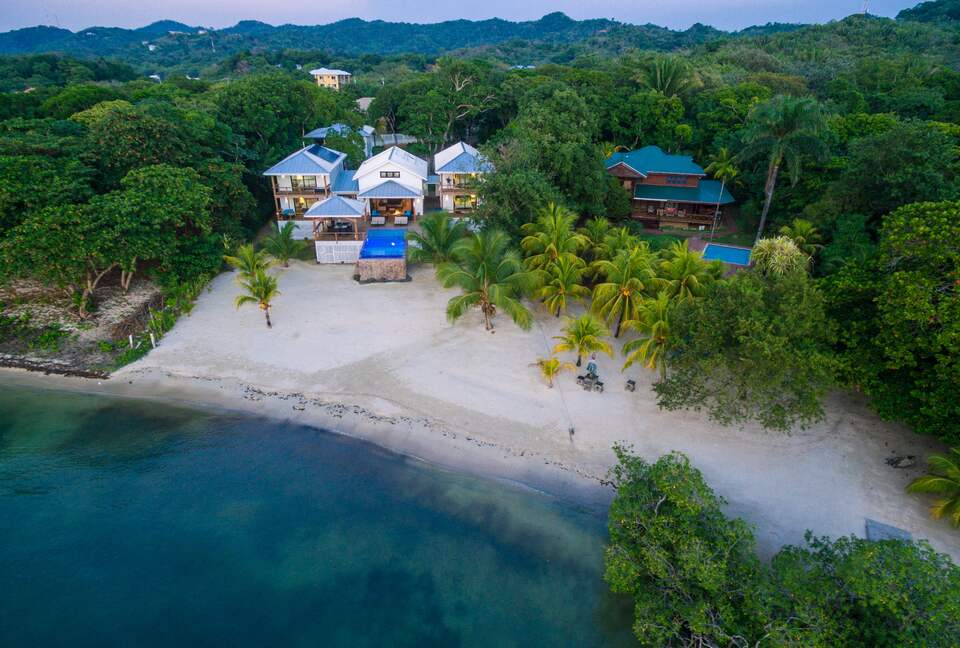 Vivaro Luxury Beachfront with Amazing Private Beach! - West End, Honduras