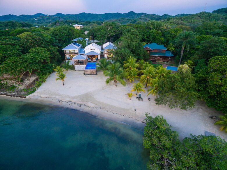 Vivaro Luxury Beachfront with Amazing Private Beach! - West End, Honduras