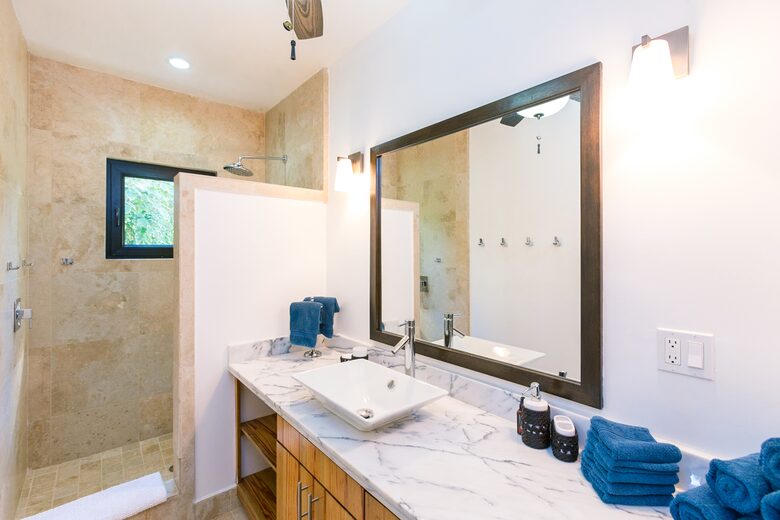 Vivaro Luxury Beachfront with Amazing Private Beach! - West End, Honduras