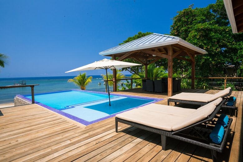 Vivaro Luxury Beachfront with Amazing Private Beach! - West End, Honduras
