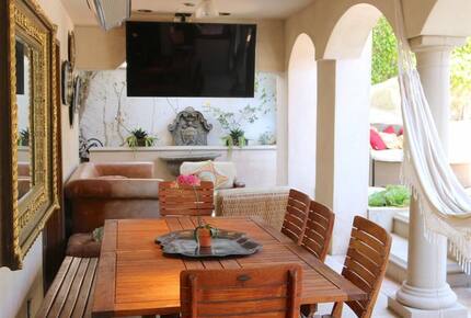 Little French Chateau in Santa Monica - Santa Monica, California