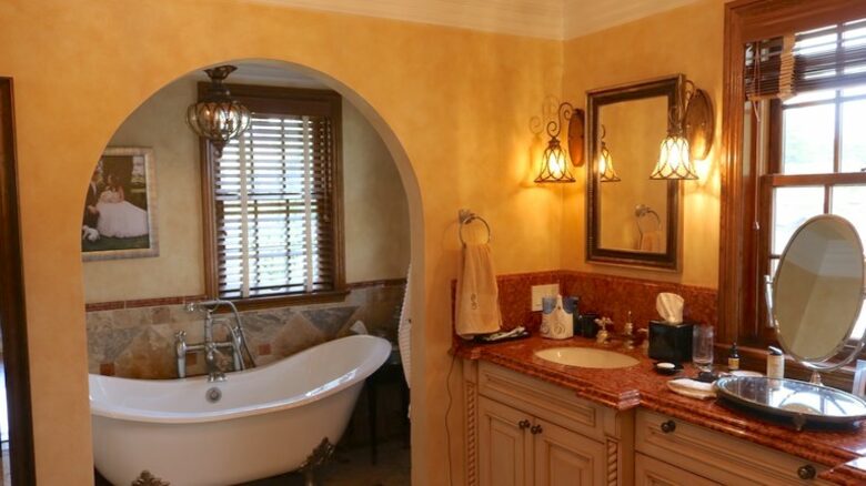 Little French Chateau in Santa Monica - Santa Monica, California