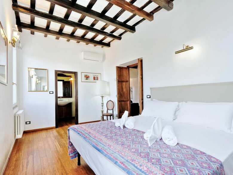 Via Garibaldi - Rome - Trastevere, Italy