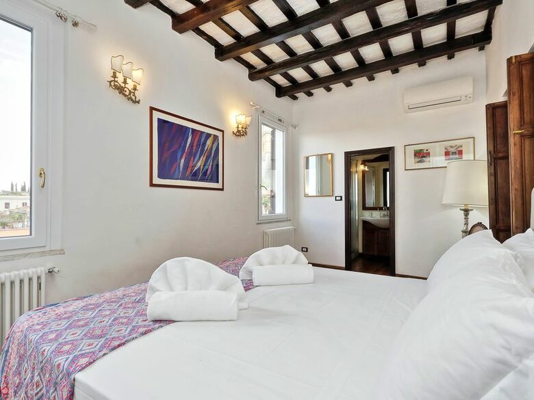 Via Garibaldi - Rome - Trastevere, Italy