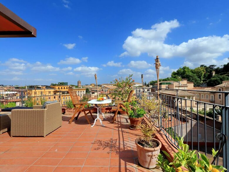 Via Garibaldi - Rome - Trastevere, Italy