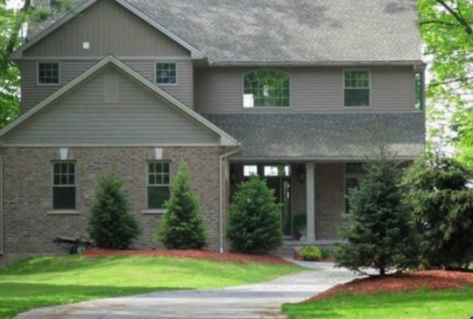 Luxury Home on the Sunny Shores of Lake Erie - PORT COLBORNE, Canada