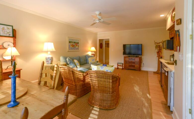 Fishtales Lakefront Lodge - Greensboro, Georgia