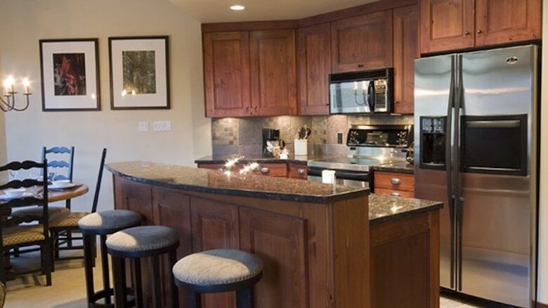 First Tracks Lodge - 2 Bedroom Residence - Whistler, Canada