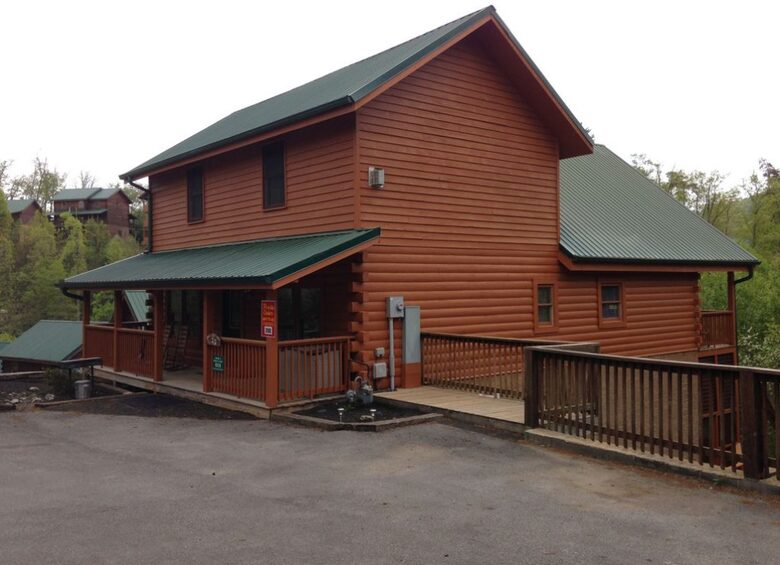 Angels Crest Arrowhead Log Cabin Resort - Pigeon Forge, Tennessee