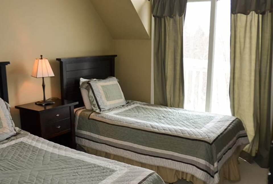 Spacious Stratton Townhouse - Walkable to Village - Stratton, Vermont