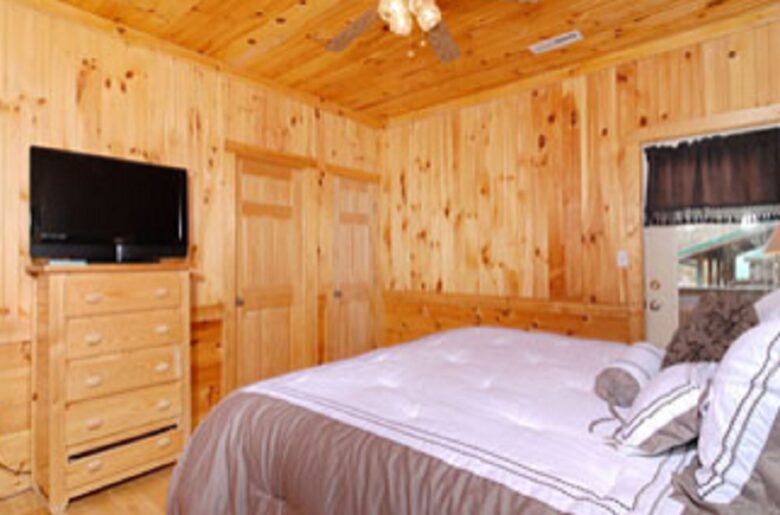 Angels Crest Arrowhead Log Cabin Resort - Pigeon Forge, Tennessee