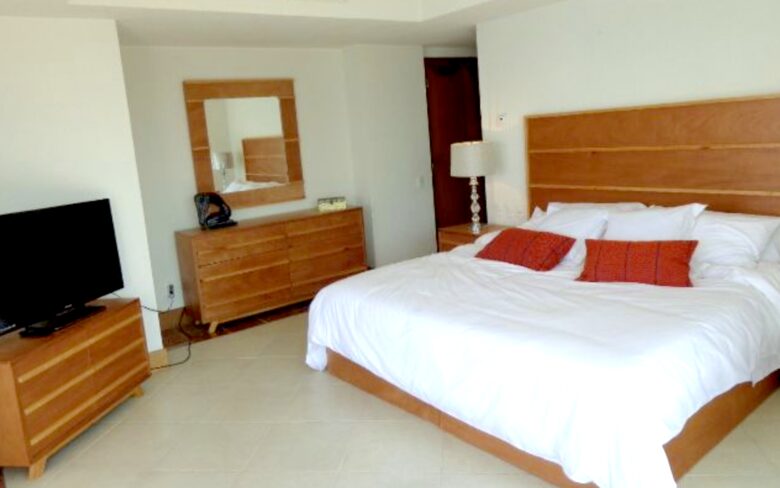 Master bdr with walk in closet and private bth