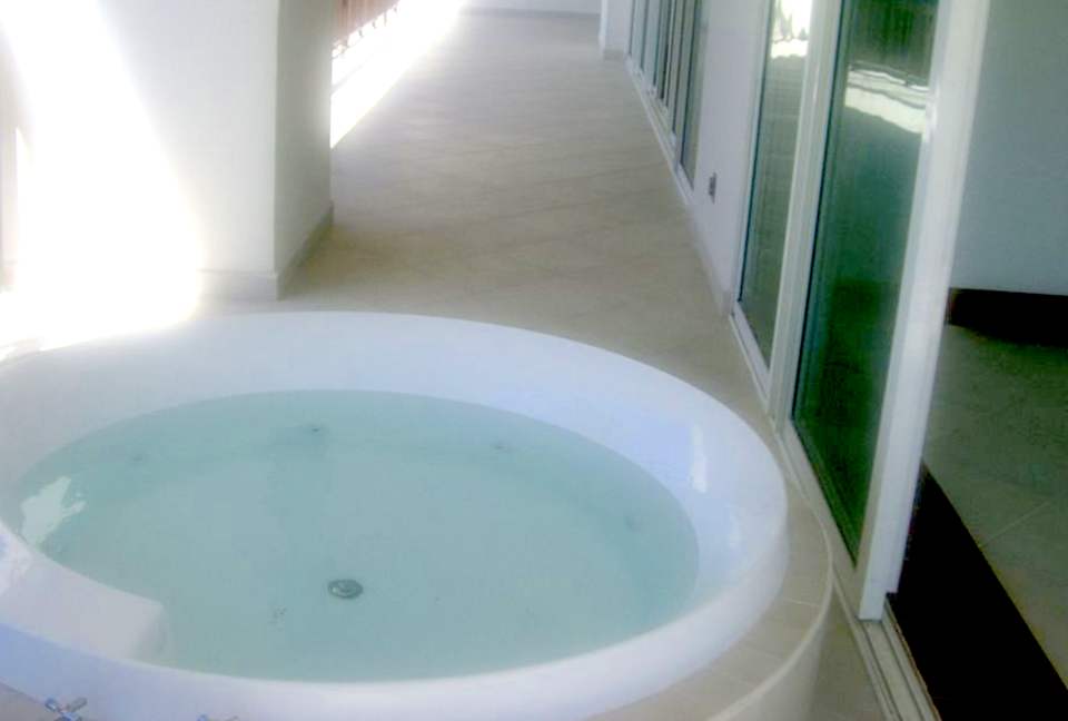 Hot tub in the balcony