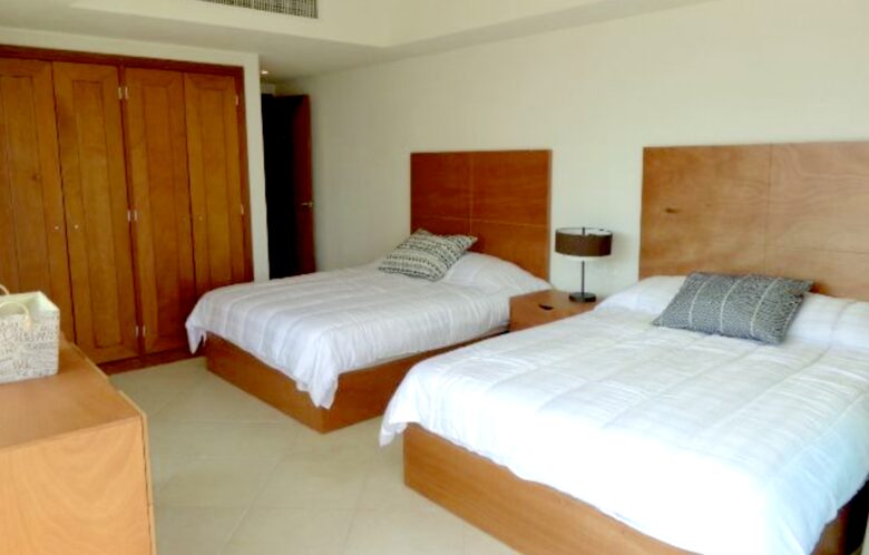 Second bdr with 2 queens & private bth.