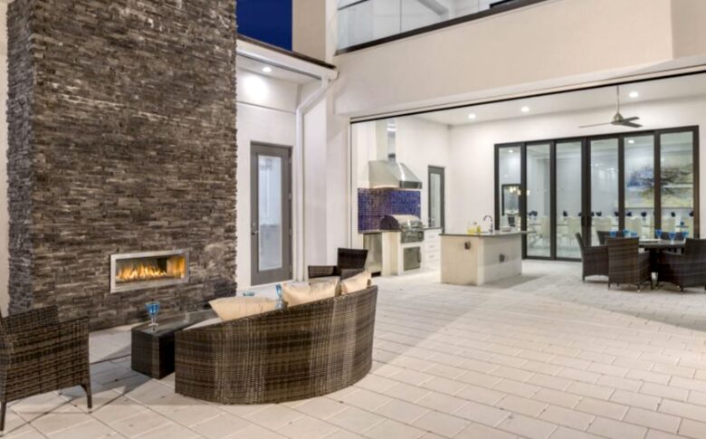 The White House Of Reunion - Reunion, Florida