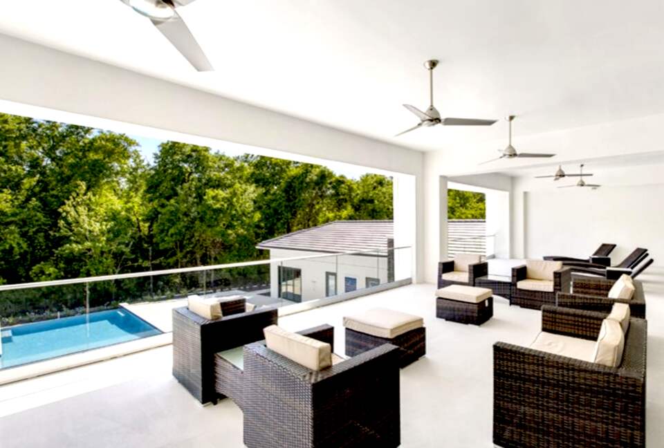 The White House Of Reunion - Reunion, Florida