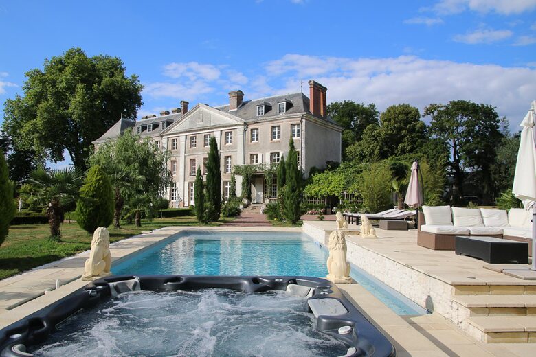 Château De Vézins (R) - Cholet, France