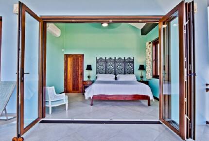 Second floor Palm Suite, King bed, Ocean front