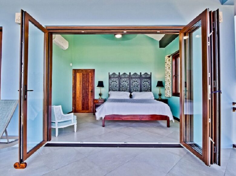 Second floor Palm Suite, King bed, Ocean front