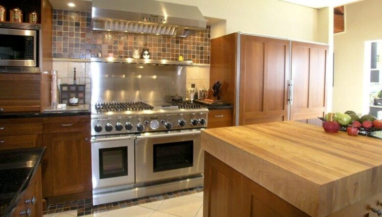 Ile d'Orléans Mansion (near Old Quebec City) - Ste-Pétronille, Canada