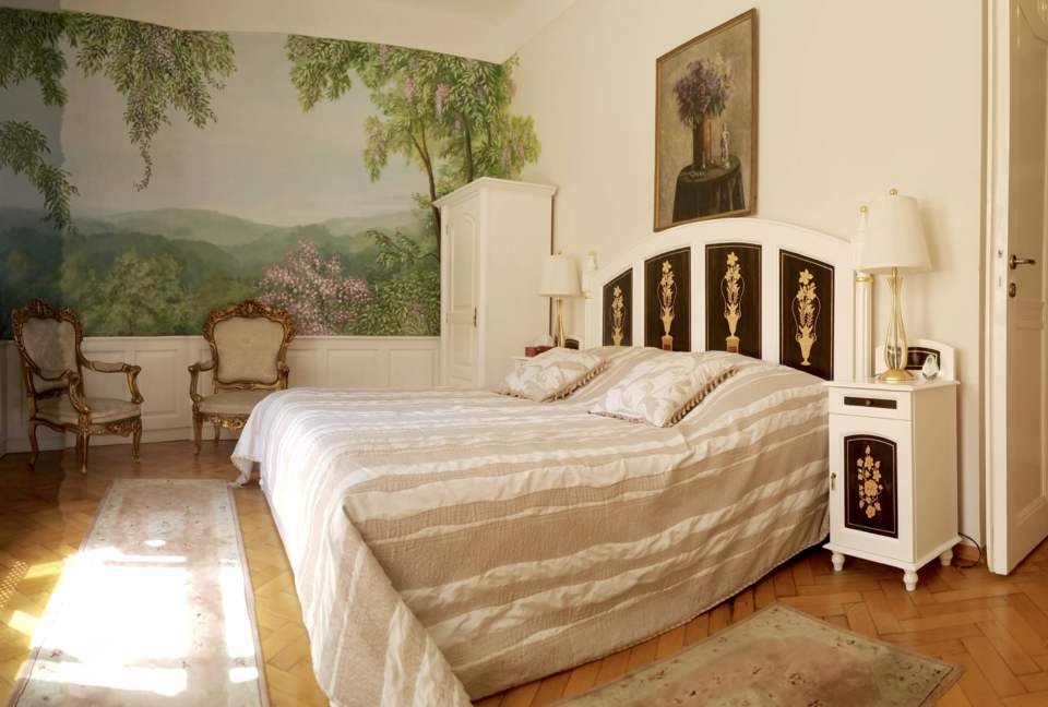 Picturesque Neoclassical Prague Flat - Prague, Czechia